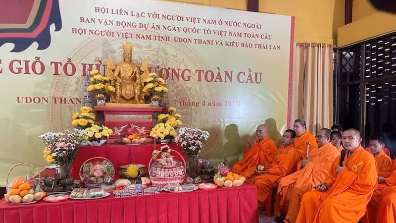 Церемонию поминовения королей Хунгов в пагоде Кханьан в тайской провинции Удонтхани. Фото: ВИА