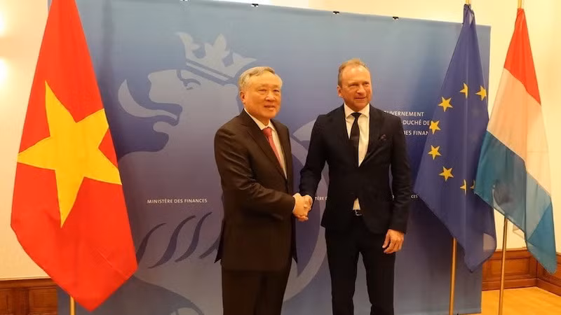 Постоянный вице-премьер Нгуен Хоа Бинь и Министр финансов Люксембурга Жиль Рот. Фото: ВИА