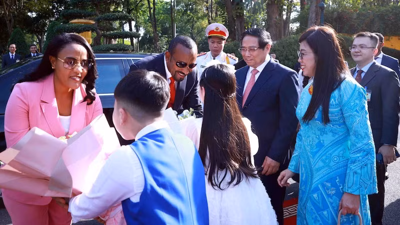 Дети Ханоя встречают Премьер-министра Эфиопии Абия Ахмеда Али с супругой. Фото: ВИА