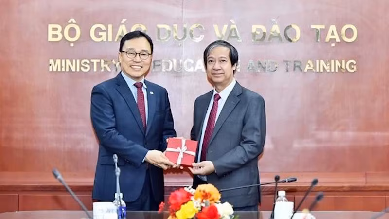 Министр образования и подготовки кадров Нгуен Ким Шон и Посол Южной Кореи Чхве Ен Сам. 