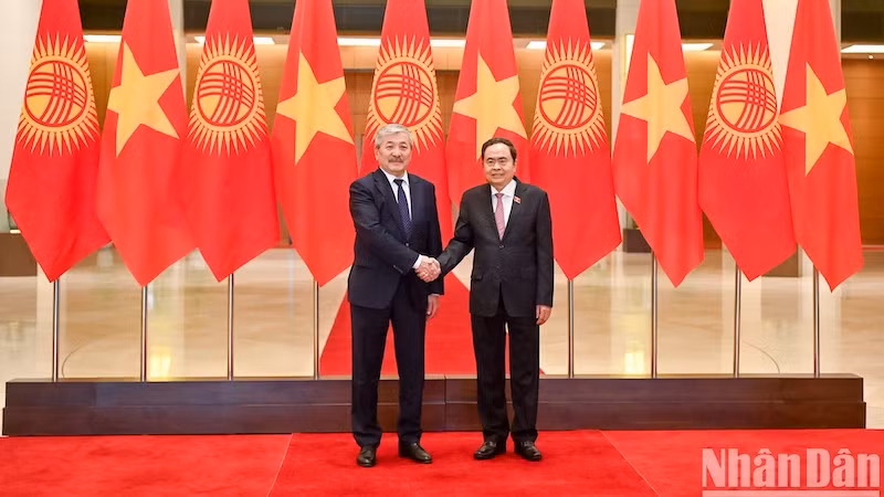 Председатель НС Чан Тхань Ман и Премьер-министр Кыргызстана Асылбек Касымалиев. Фото: Зюи Линь