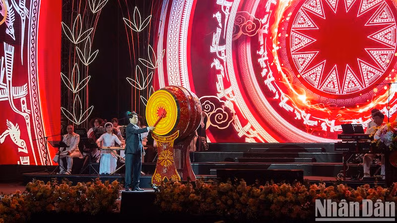 Президент Лыонг Кыонг бьет в барабан в знак открытия начала весны 2025 года.