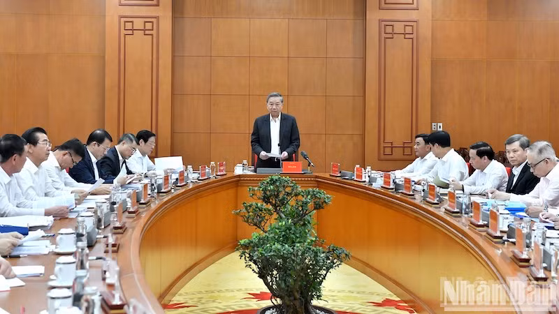 Председательствовал Генеральный секретарь ЦК КПВ То Лам выступает на заседании.