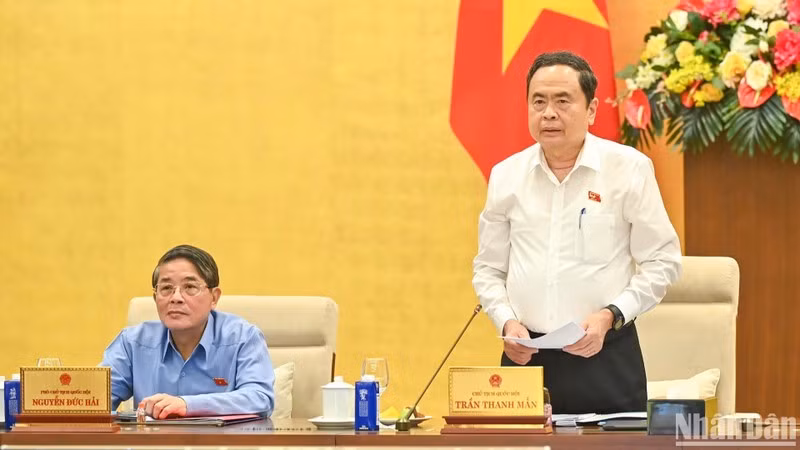 Председатель НС Чан Тхань Ман выступает на заседании. Фото: Зюи Линь