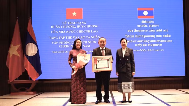 Церемония вручения ордена труда первой степени лаосского Государства Канцелярии Президента Вьетнама. Фото: vpctn.gov.vn