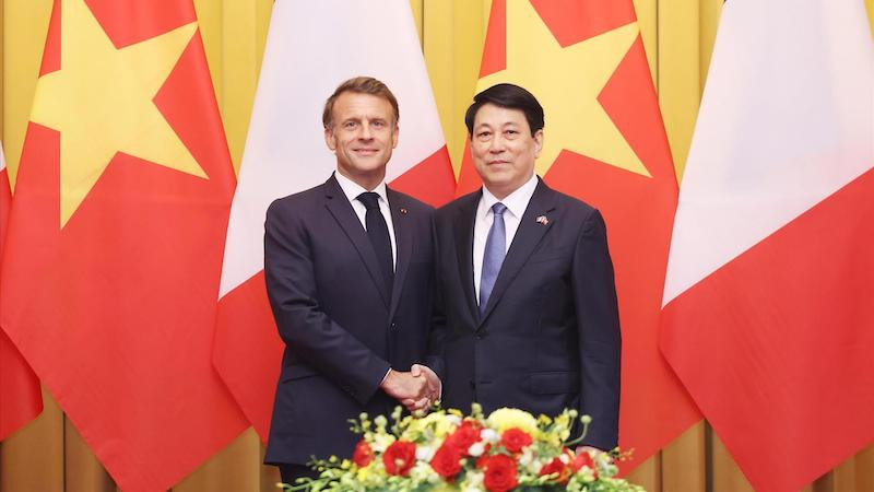Президент Лыонг Кыонг и Президент Франции Эммануэль Макрон. Фото: ВИА