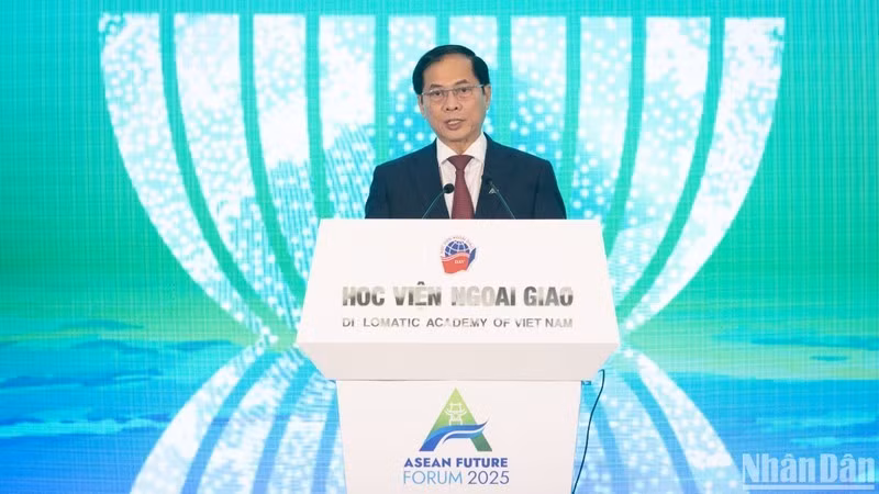 Вице-премьер, Министр иностранных дел Буй Тхань Шон выступает на закрытии форума. Фото: Шон Тунг