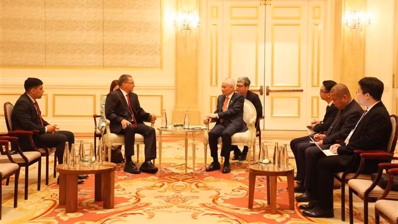 Товарищ Ле Хоай Чунг принимает Зампредседателя Единой социалистической партии Венесуэлы (ЕСПВ) Хесуса Фарию. Фото: ВИА