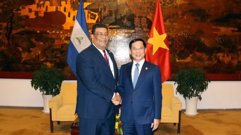 Вице-премьер, Министр иностранных дел Буй Тхань Шон и Министр иностранных дел Никарагуа Вальдрак Йенчке. Фото: ВИА