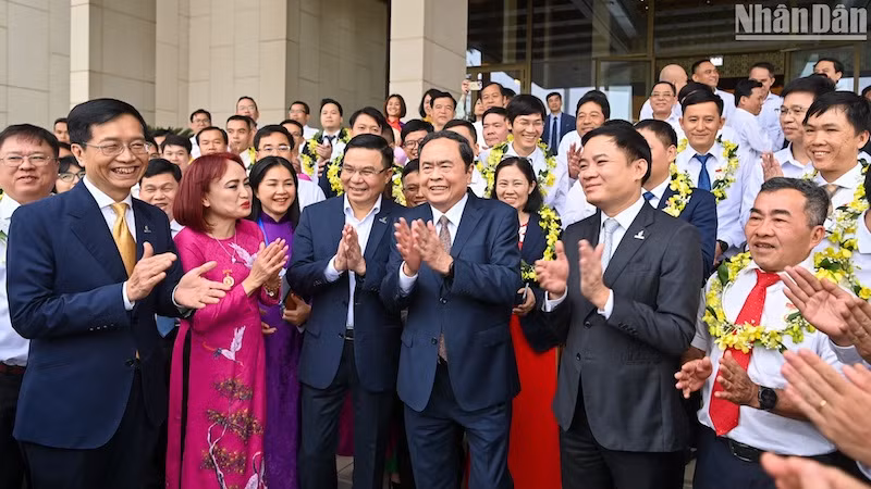 Председатель НС Чан Тхань Ман и работники нефтегазовой отрасли. Фото: Зюи Линь