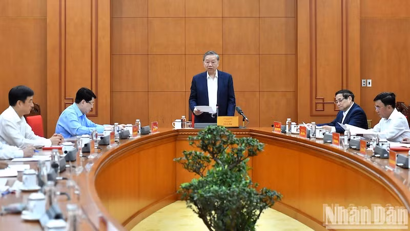 Генеральный секретарь ЦК КПВ То Лам выступает на заседании.