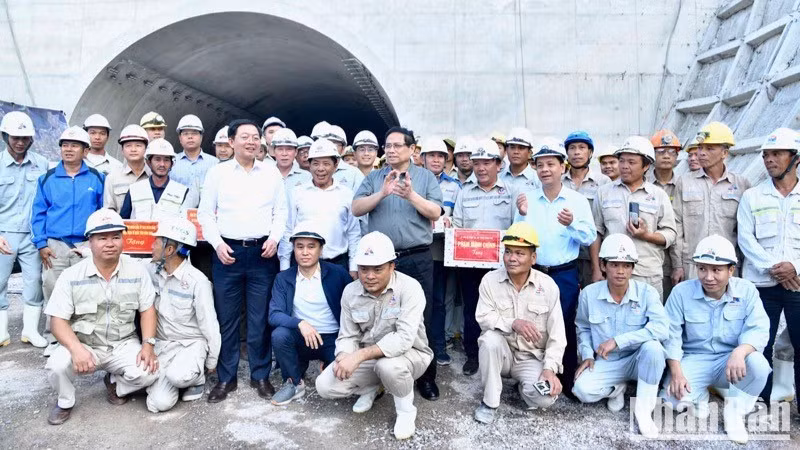 Премьер-министр Фам Минь Тьинь и рабочие на строительной площадке туннеля Шончиеу. Фото: Тхань Жанг Премьер-министр Фам Минь Тьинь и рабочие на строительной площадке туннеля Шончиеу. Фото: Тхань Жанг