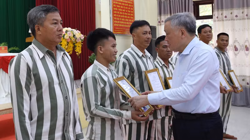 Постоянный вице-премьер Нгуен Хоа Бинь вручает сертификаты об условно-досрочном освобождении от наказания амнистированным заключенным. Фото: VGP