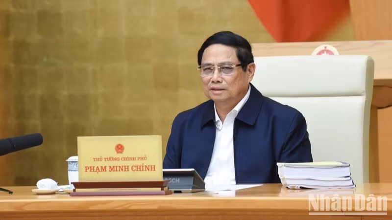 Премьер-министр Фам Минь Тьинь выступает на заседании. Фото: Чан Хай