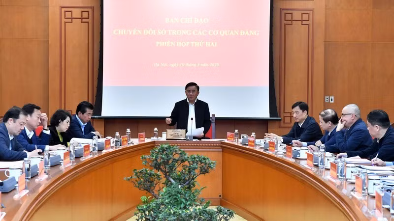 Товарищ Чан Кам Ту выступает на заседании. Фото: Данг Кхоа