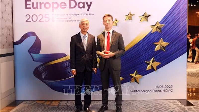 Зампредседателя Народного комитета г. Хошимина Во Ван Хоан и глава миссии ЕС во Вьетнаме Посол Жюльен Герье. Фото: ВИА