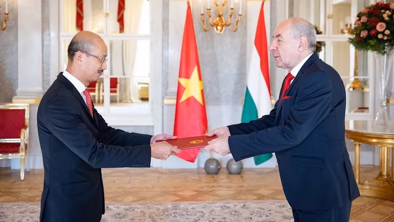 Посол Буй Ле Тхай вручает верительные грамоты Президенту Венгрии Тамашу Шуйоку. Фото: ВИА