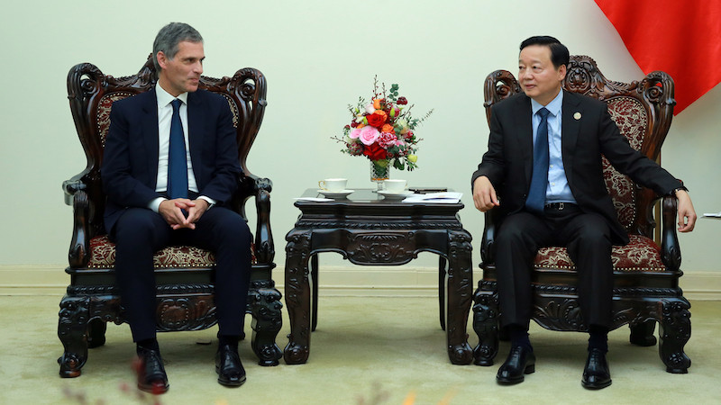 Вице-премьер Чан Хонг Ха и председатель, исполнительный директор корпорации CMA-CGM Рудольф Сааде. Фото: VGP