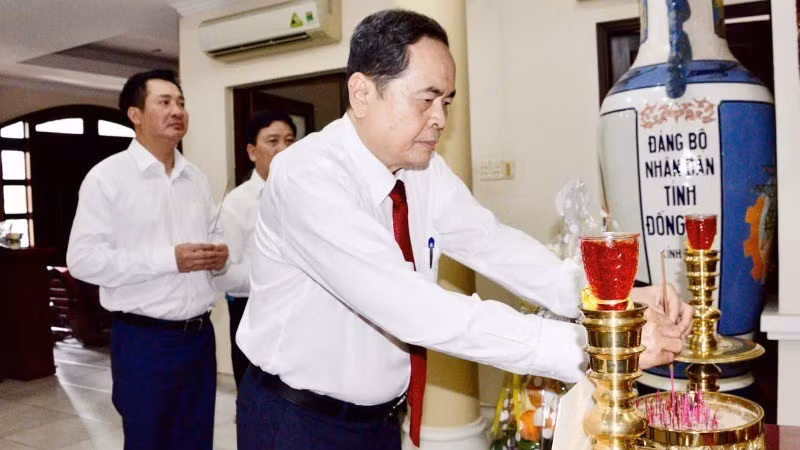 Председатель НС Чан Тхань Ман воскуряет благовония в память о покойном Председателе НС Нгуен Хыу Тхо. Фото: quochoi.vn