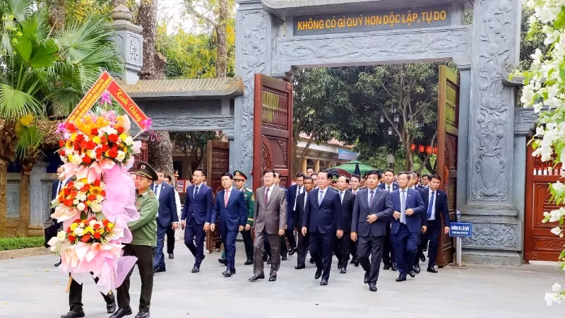 Генеральный секретарь ЦК НРПЛ, Президент Лаоса Тхонглун Сисулит и делегация посещает Комплексе памятников особого государственного значения Кимлиен.