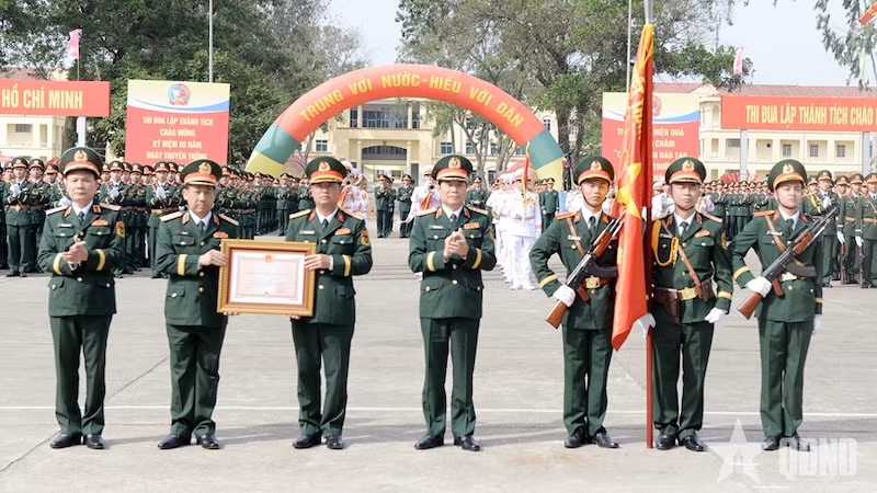 Генерал армии Нгуен Тан Кыонг вручает Орден Защиты Отечества 1-й степени Высшей офицерской школе сухопутных войск №1. Фото: qdnd.vn