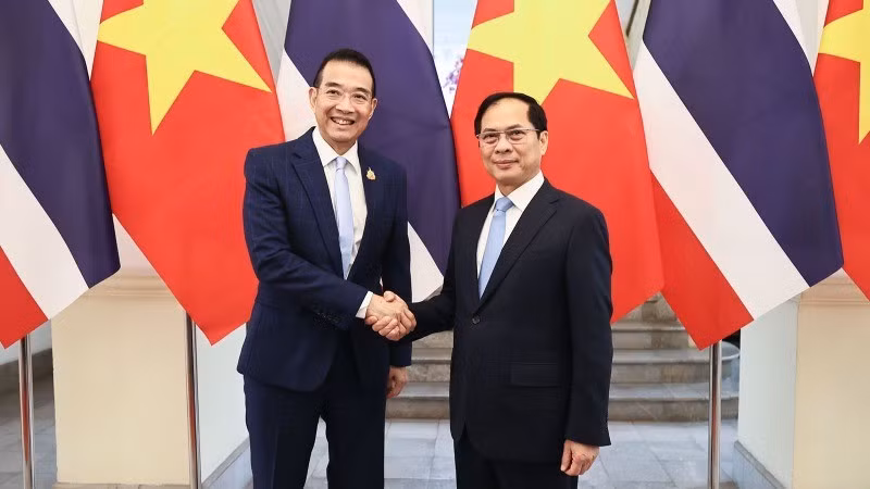 Вице-премьер, Министр иностранных дел Буй Тхань Шон и Министр иностранных дел Таиланда Марис Санджампонгса. Фото: МИД Вьетнама