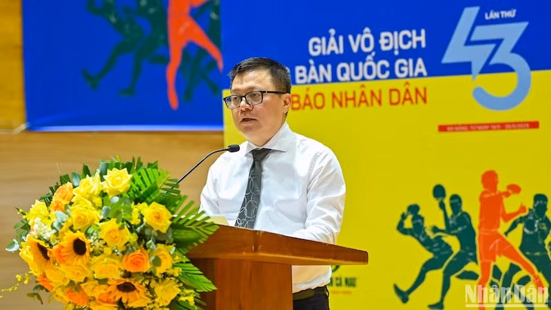 Главный редактор газеты «Нянзян» Ле Куок Минь выступает на церемонии. 