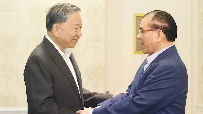 Генеральный секретарь ЦК КПВ То Лам и бывший Генеральный секретарь ЦК КПВ Нонг Дык Мань. Фото: ВИА