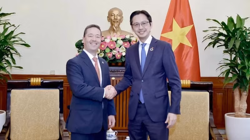 Заместитель министра иностранных дел До Хунг Вьет и старший сотрудник Бюро Госдепартамента США по делам Восточной Азии и Тихого океана Шон Котаро О'Нил. Фото: ВИА