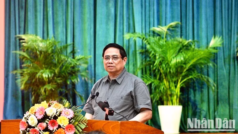 Премьер-министр Фам Минь Тьинь выступает на рабочей встрече. Фото: Тхань Жанг