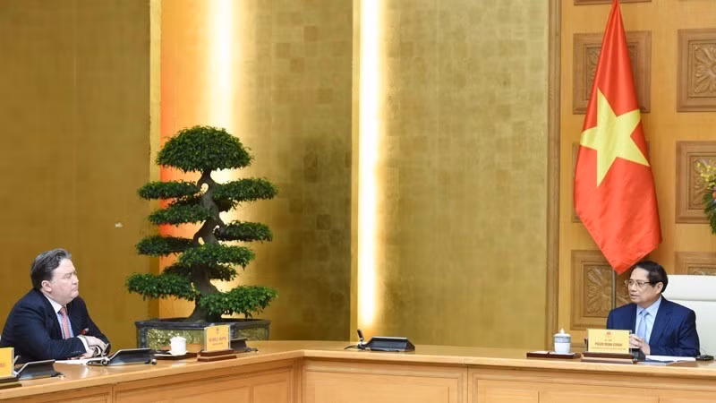 Премьер-министр Фам Минь Тьинь и Посол США во Вьетнаме Марк Эванс Кнаппер. Фото: Чан Хай