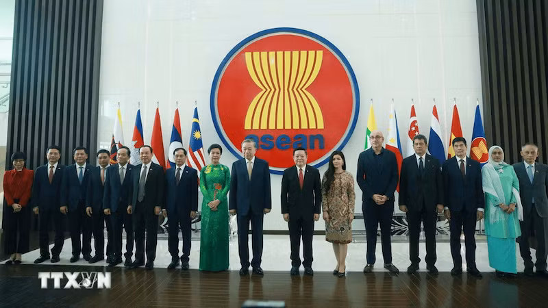 Генеральный секретарь ЦК КПВ То Лам с супругой, Генеральный секретарь АСЕАН с супругой и делегаты. Фото: ВИА