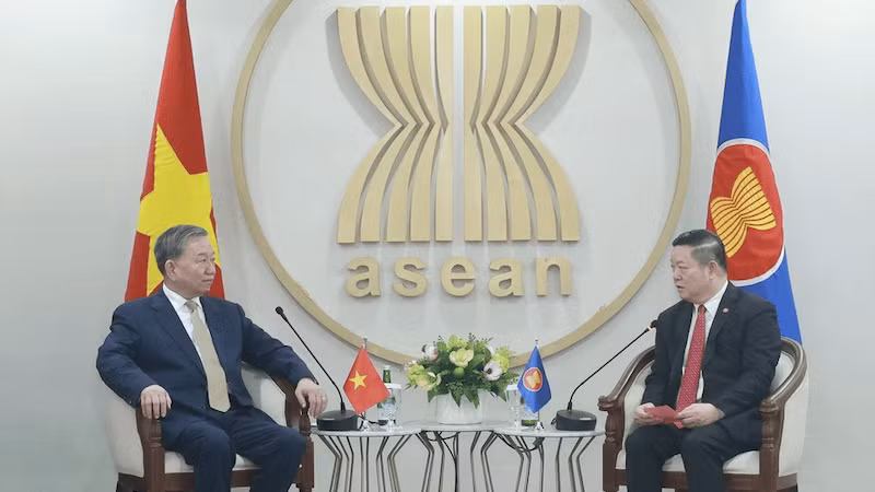 Генеральный секретарь ЦК КПВ То Лам и Генеральный секретарь АСЕАН Као Ким Хорн. Фото: ВИА