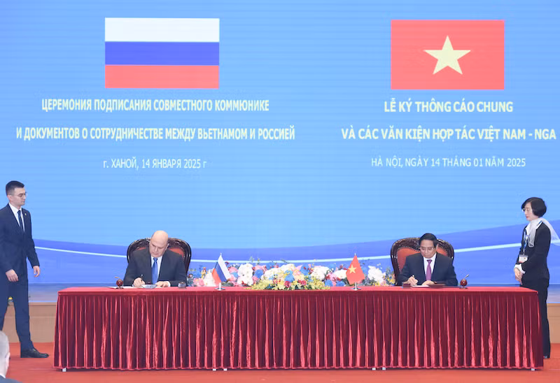 Оба руководителя подписывают Совместного коммюнике. Фото: Чан Хай