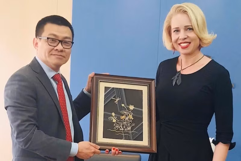 Посол Ву Ле Тхай Хоанг и Председатель Государственного собрания Словении Уршка Зупанчич.