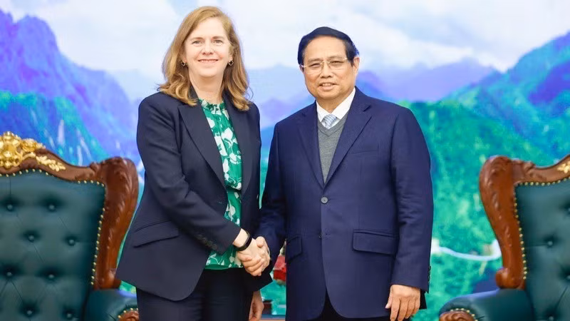 Премьер-министр Фам Минь Тьинь и коммерческий директор S&P Global Ratings Линн Максвелл. Фото: Чан Хай