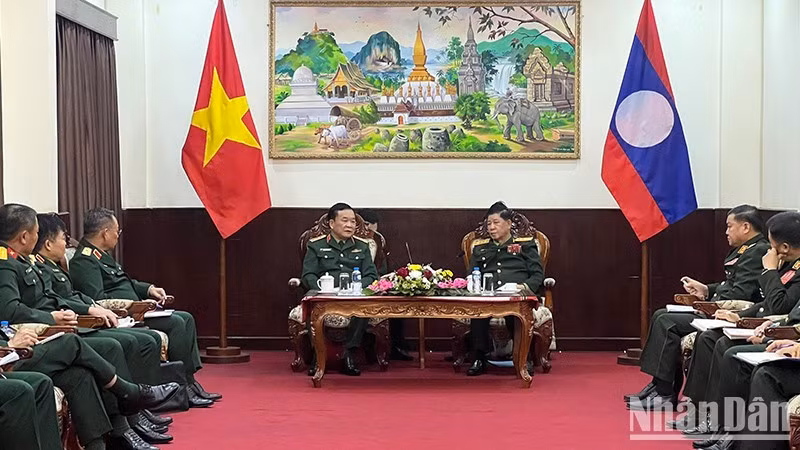 Генерал-полковник Хоанг Суан Тьиен и Замминистраа обороны Лаоса Вонгкхам Пхоммакон. Фото: Чинь Зунг