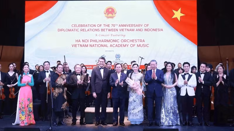 Генеральный секретарь партии То Лам (впереди, пятый справа), председатель Совета региональных представителей Индонезии Султан Бахтиар Наджамудин (впереди, седьмой справа) и артисты на концерте. Фото: ВИA