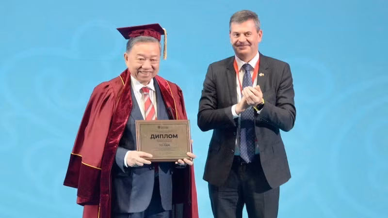 Генеральный секретарь ЦК КПВ То Лам стал почетным профессором РАНХиГС. Фото: ВИА