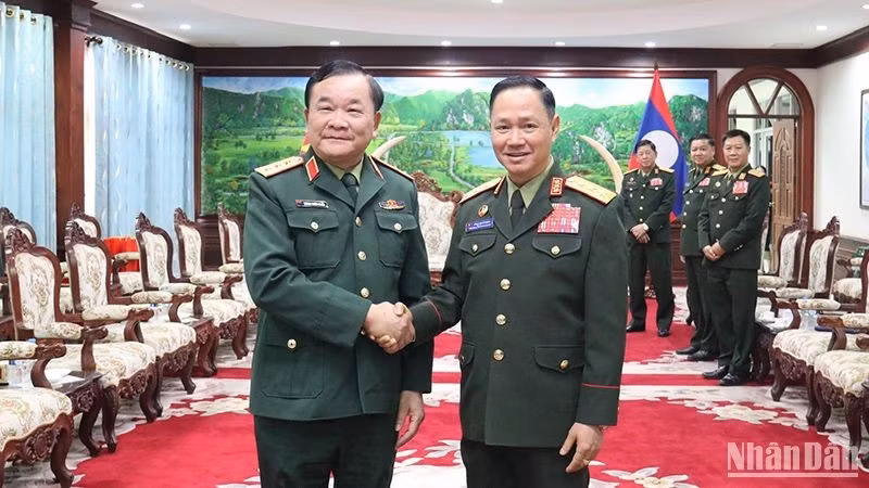 Генерал-полковник Хоанг Суан Тьиен и Министр обороны Лаоса Кхамлиенг Утхакайсон. Фото: Чинь Зунг