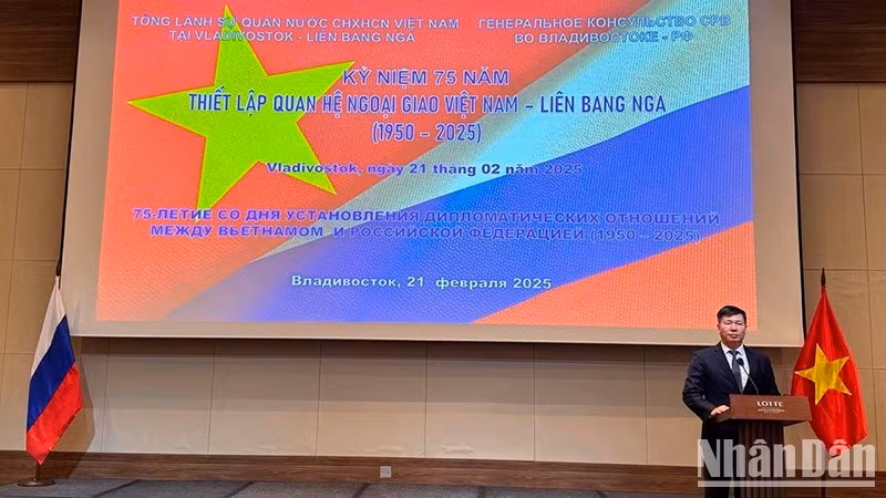 Генеральный консул Вьетнама во Владивостоке Нгуен Данг Хиен высутпает на церемонии. Фото: Суан Хынг