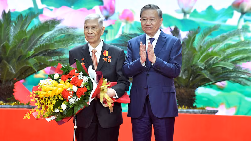 Генеральный секретарь ЦК КПВ То Лам вручает почетный знак «80 лет членства в КПВ» товарищу Данг Куан Тхюи. Фото: Данг Кхоа