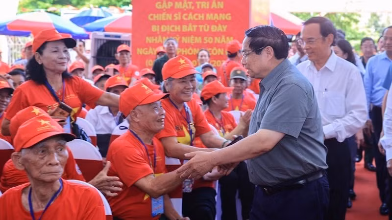 Премьер-министр Фам Минь Тьинь и участники встречи. Фото: VGP