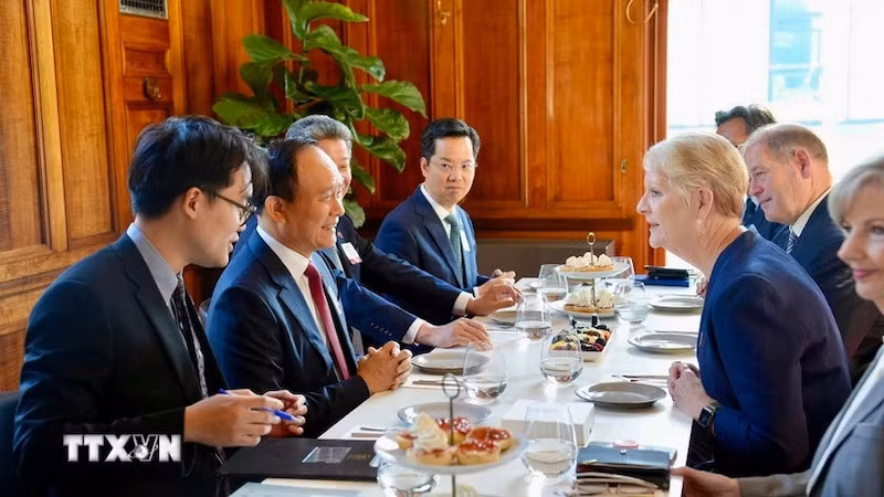 Общий вид встречи между делегацией Ханоя и спикером Законодательного собрания штата Виктория Мари Эдвардс. Фото: ВИА