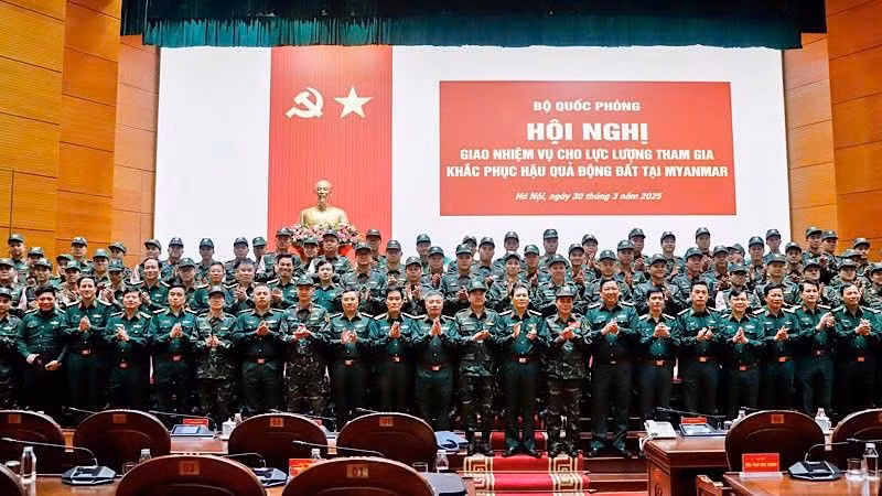 Группа спасателей Вьетнамской народной армии и руководители Министерства обороны.