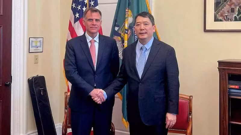 Замминистра финансов Као Ань Туан и помощник Министра финансов США Роберт Капрот.