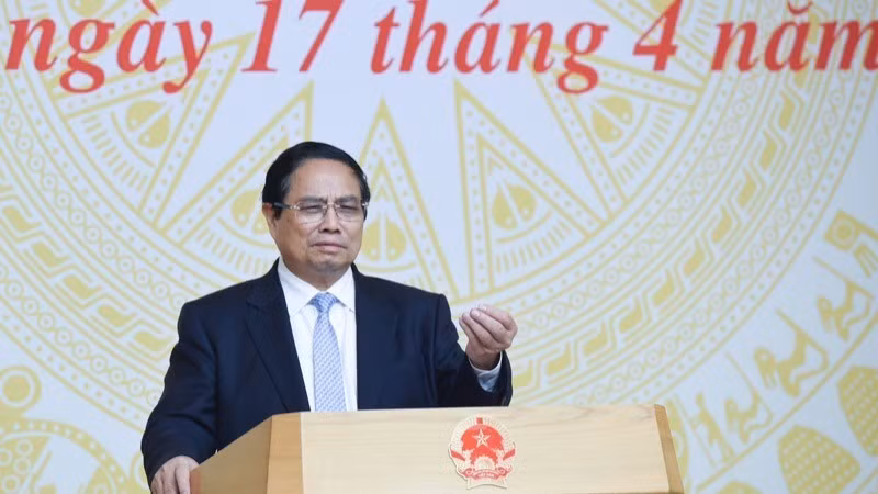 Премьер-министр Фам Минь Тьинь выступает на заседании. Фото: Чан Хай