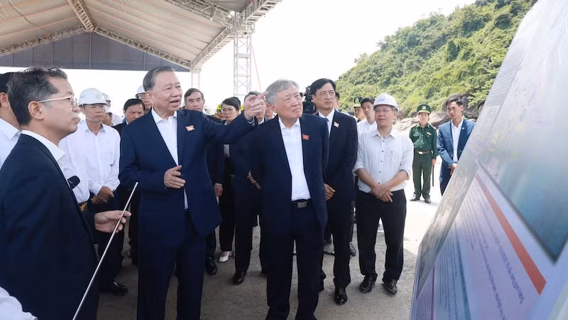 Генеральный секретарь ЦК КПВ То Лам посещает порт Лиентьеу. Фото: ВИА Генеральный секретарь ЦК КПВ То Лам посещает порт Лиентьеу. Фото: ВИА