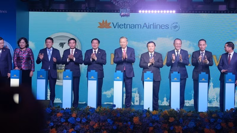 Генеральный секретарь ЦК КПВ То Лам и делегаты на церемонии.