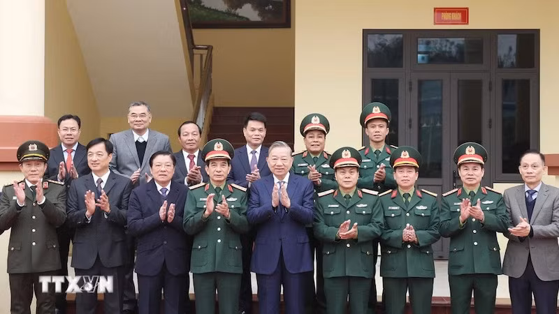 Генеральный секретарь ЦК КПВ То Лам и участники встречи. Фото: ВИА